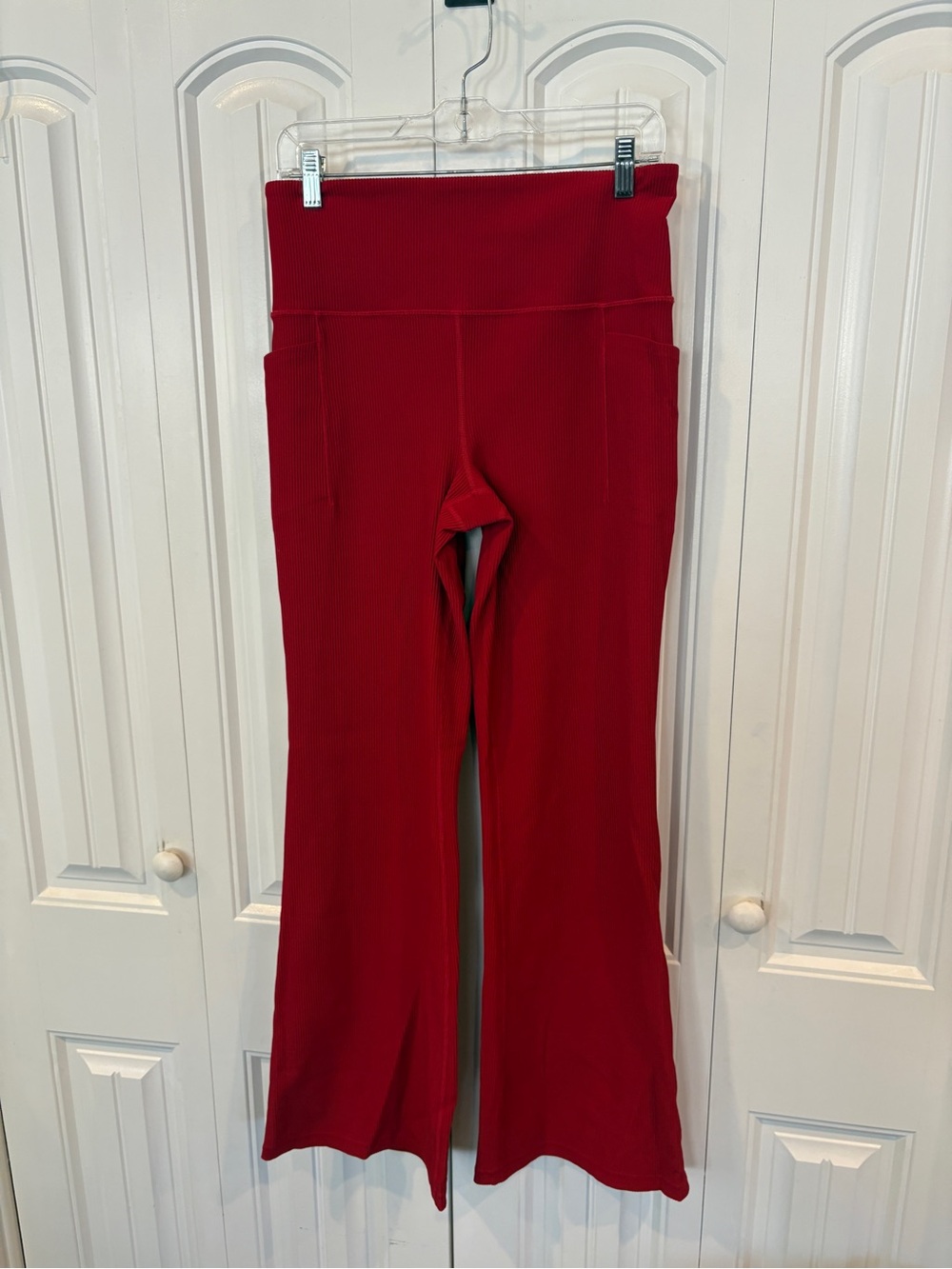 Athleta red salutation stash rib flare pants size large